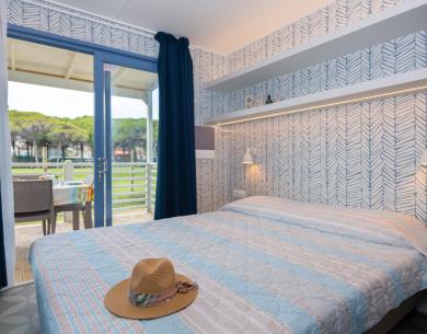 Chambre lumineuse avec lit confortable, vue sur jardin et ambiance relaxante.