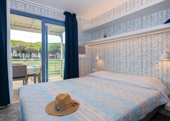 Chambre lumineuse avec lit confortable, vue sur jardin et ambiance relaxante.