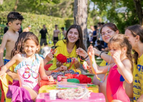 Bambini felici creano insieme all'aperto, sorrisi e colori vivaci ovunque.