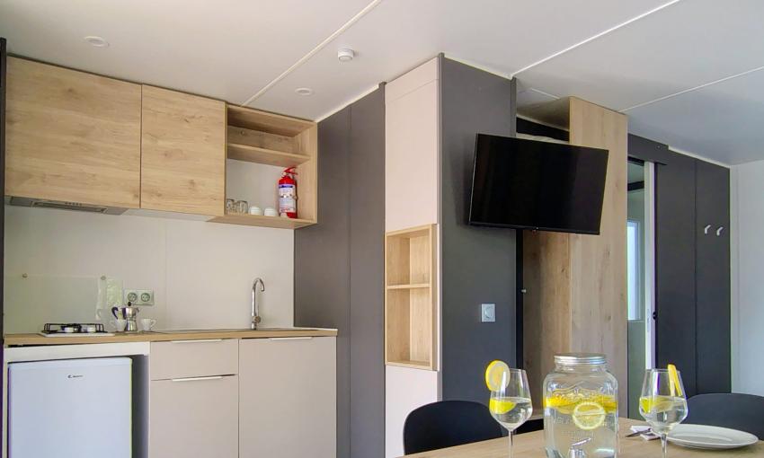 Cucina moderna e luminosa, atmosfera accogliente con limonata fresca sul tavolo.